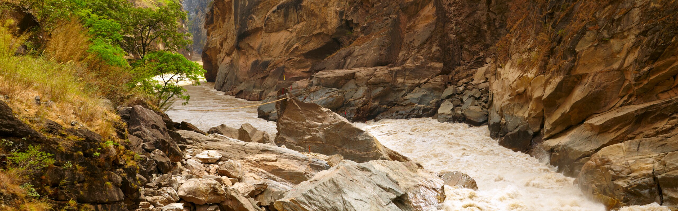 3-Day Tiger Leaping Gorge and Baoshan Stone Village Hiking Tour